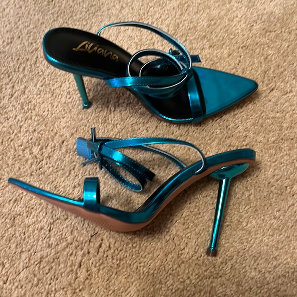 New never worn Liliana heels with accent padlock/key